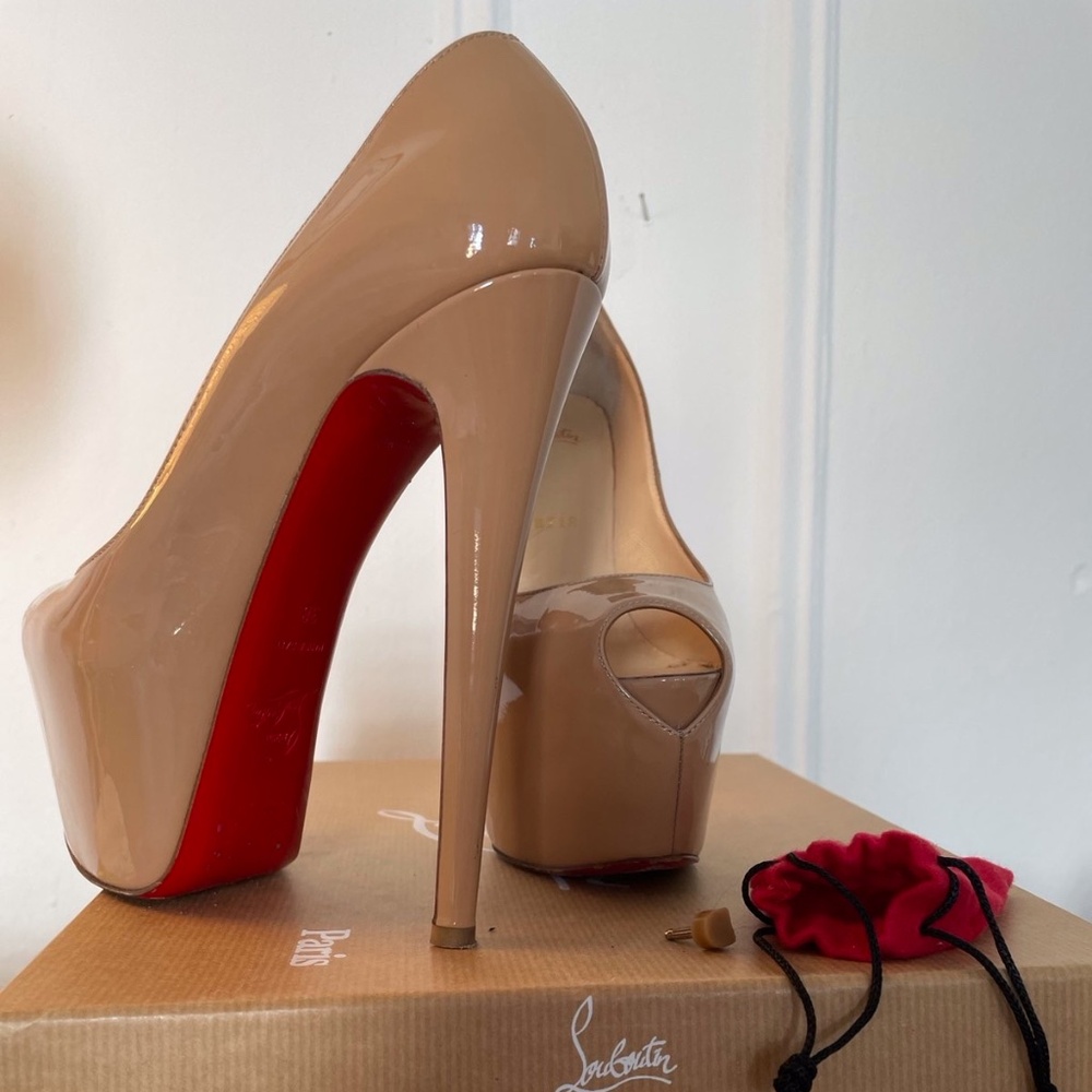 CHRISTIAN LOUBOUTIN DAFFODILE PATENT LEATHER HEELS SIZE US7 EU38